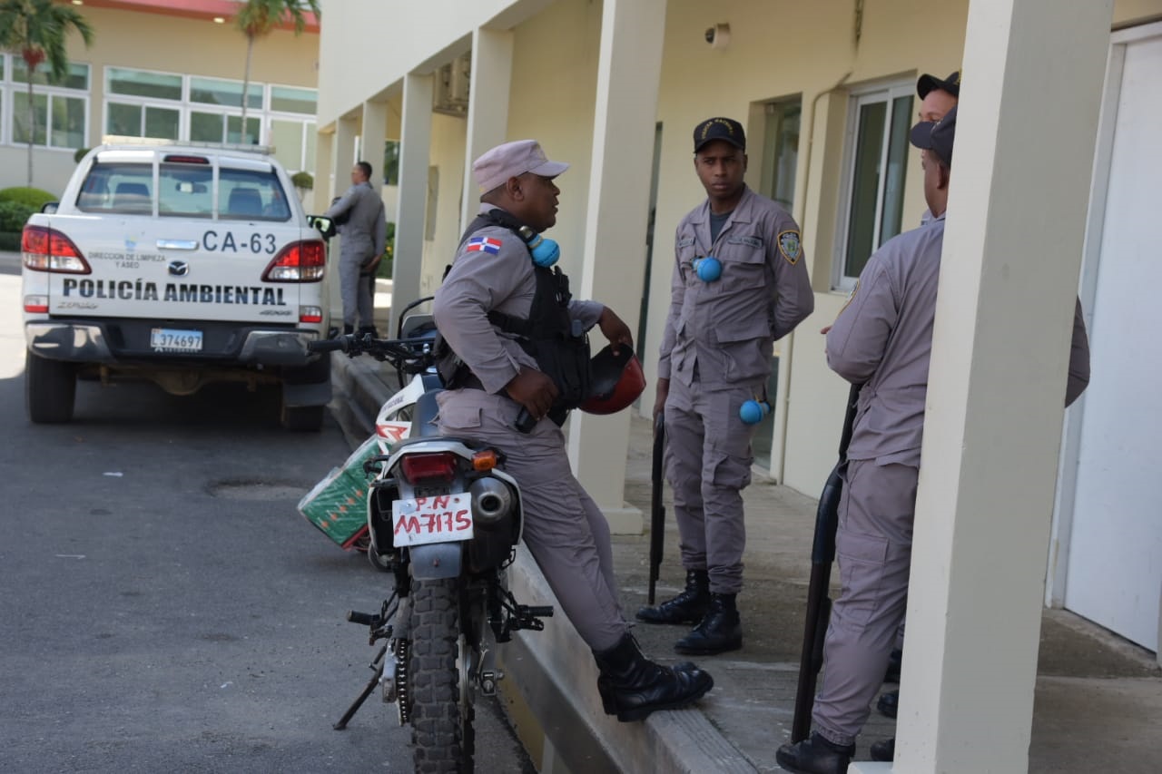 Varios policías con bombas lacrimógenas están en el área del parqueo y otros en la Sala Capitular del Ayuntamiento de Santo Domingo Este.