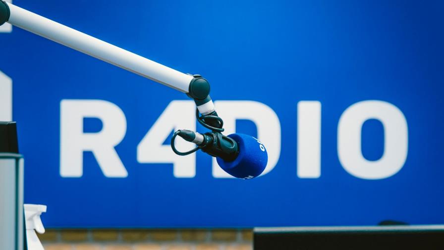 Periodista danesa se entrega a fondo para cubrir reapertura de clubes de sexo