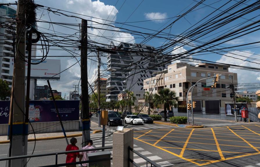 La ciudad está llena de cables inservibles colgando de los postes 