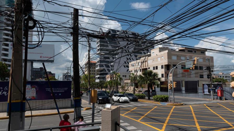 La ciudad está llena de cables inservibles colgando de los postes 