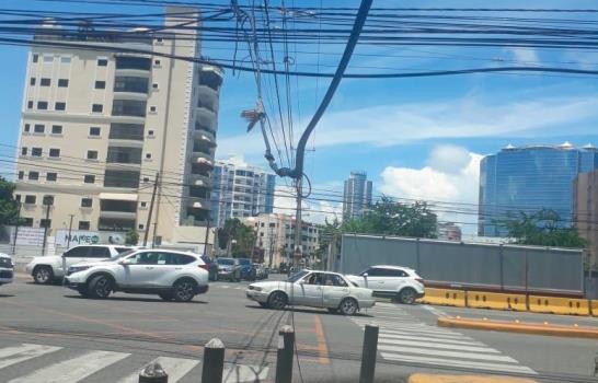 Cables cuelgan en la avenida Abraham Lincoln con calle Andrés Julio Aybar