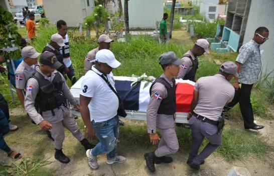Entre llantos y exigiendo justicia parientes sepultan cabo de la Policía ultimado en Villa Mella