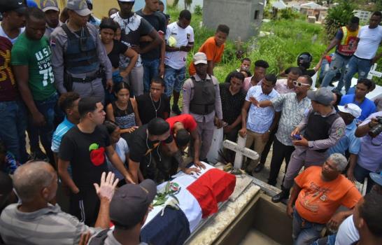 Entre llantos y exigiendo justicia parientes sepultan cabo de la Policía ultimado en Villa Mella
