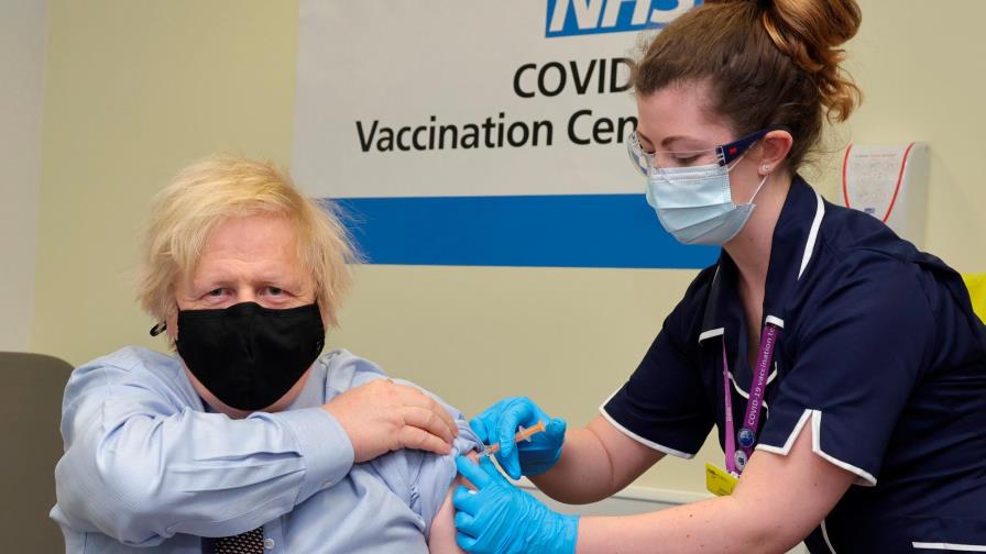 Boris Johnson recibe la vacuna de AstraZeneca contra el coronavirus