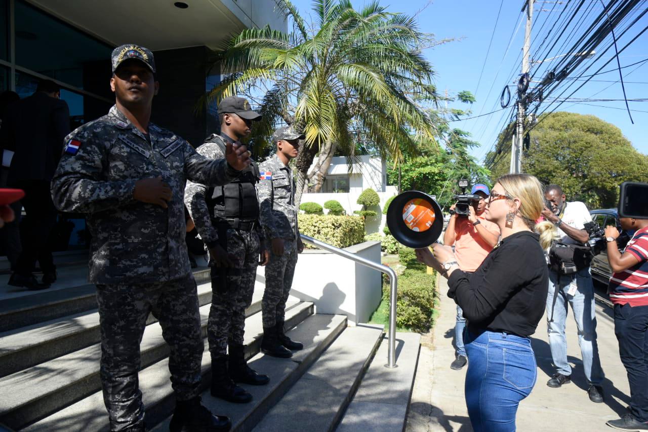 Las personas que realizan el “cacerolazo” en la PUCMM, donde se celebra diálogo político.