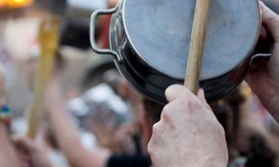 Los cacerolazos suenan en  encumbrados  y  marginales sectores