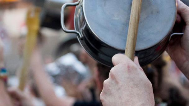 Los cacerolazos suenan en encumbrados y marginales sectores