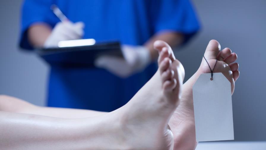 Acusan agente de la Policía de matar a una mujer de un puñetazo 