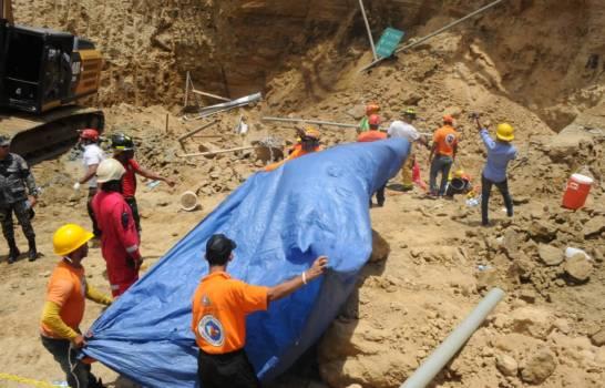 Recuperan cadáver del último obrero atrapado en derrumbe en Santiago