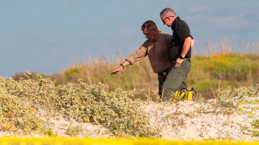 Encuentran dos cadáveres enterrados en playa de Texas