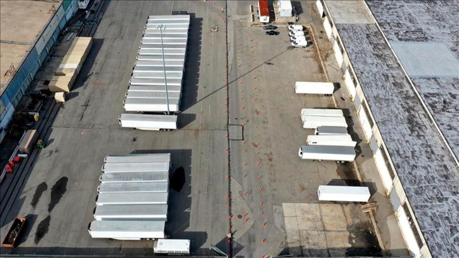 Cientos de cadáveres de muertos por COVID-19 siguen en morgues móviles en Brooklyn