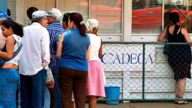 Aeropuertos cubanos suspenden venta de divisas a viajeros por falta liquidez