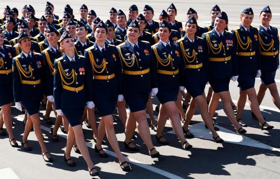 Una cadete rusa pierde un zapato durante un desfile, pero no abandona la marcha 