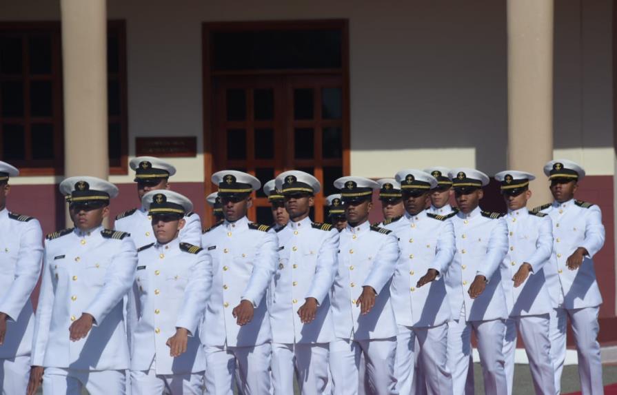 Armada Dominicana gradúa a 17 cadetes