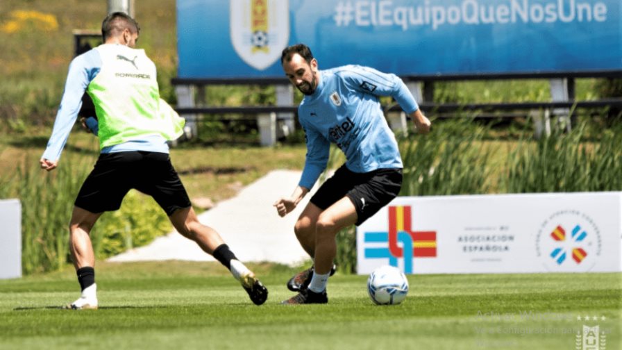 Godín da positivo y el brote de COVID-19 en la selección uruguaya llega a 16 jugadores