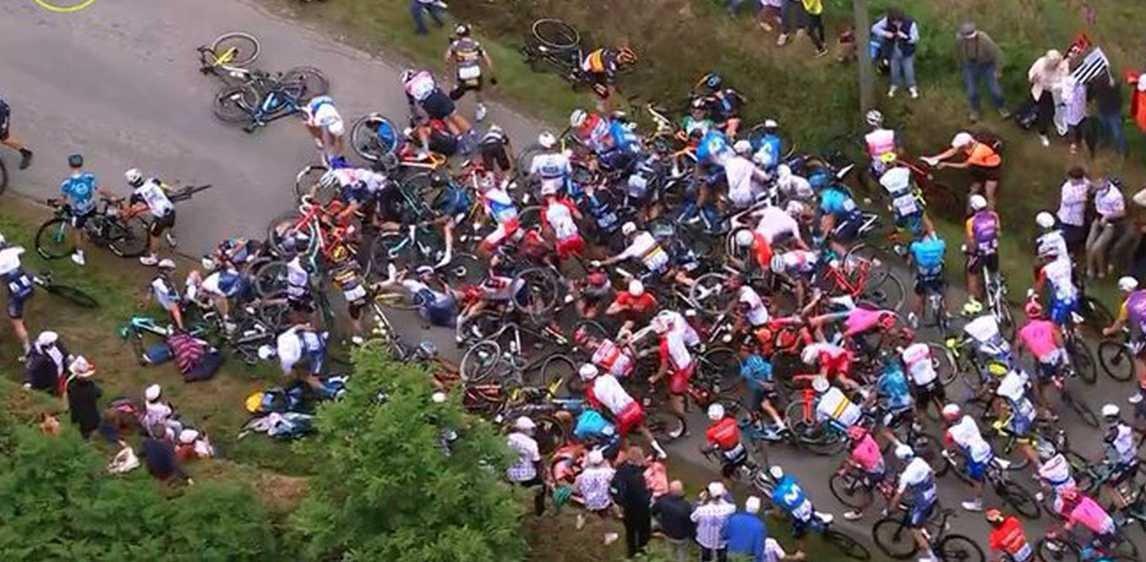 Multitudinaria caída en el pelotón en la primera etapa del Tour de Francia