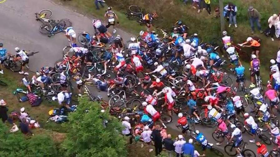 Multitudinaria caída en el pelotón en la primera etapa del Tour de Francia