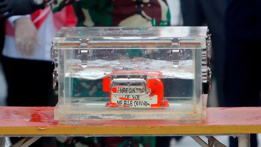 Encuentran caja negra del avión que cayó al mar con 62 personas en Indonesia