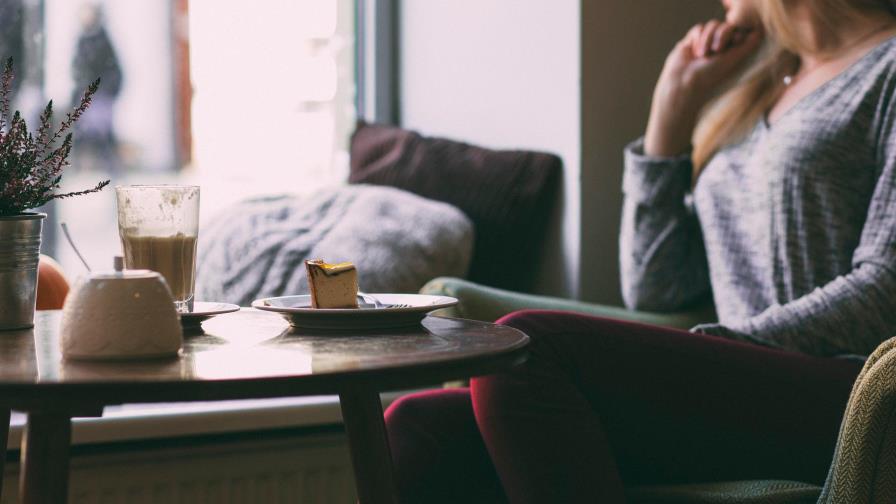 Vivir solo y con poco contacto social aumenta en un 50 % el riesgo de morir