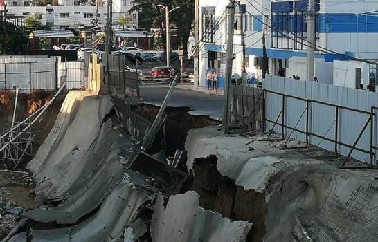 Colapsa tramo de una calle en Santiago