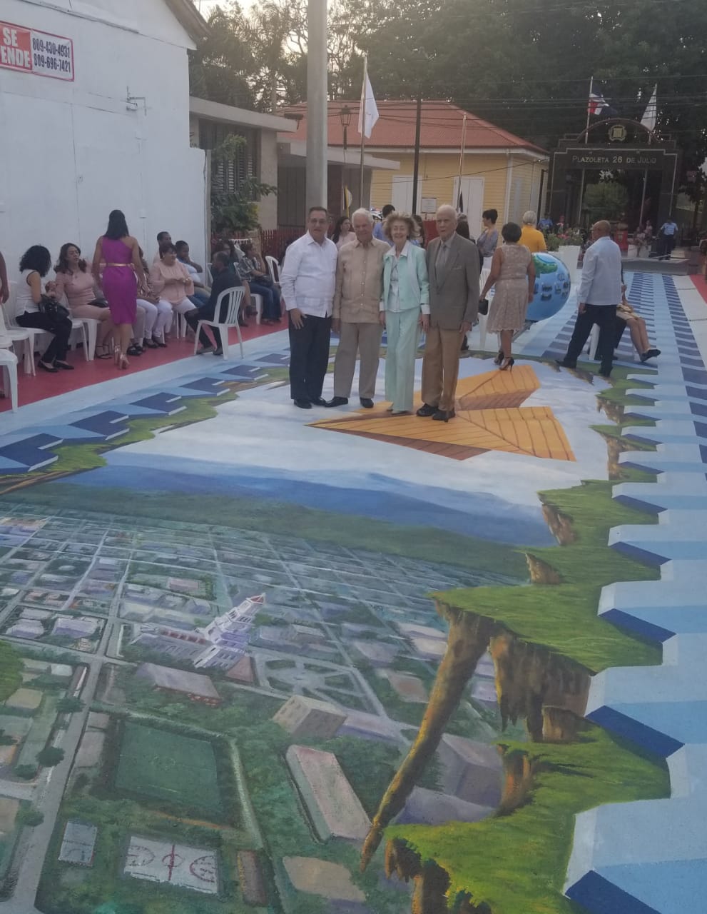 Las personas se reúnen en la calle 26 de Julio al atardecer.