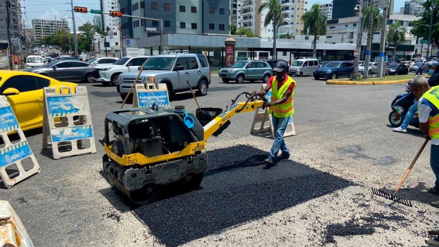 Alcaldía y Obras Públicas ejecutan plan de bacheo en calles y avenidas del Distrito