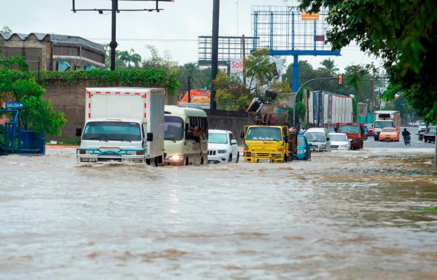 Una calle de Santo Domingo totalmente inundada por lluvias provocó Grace