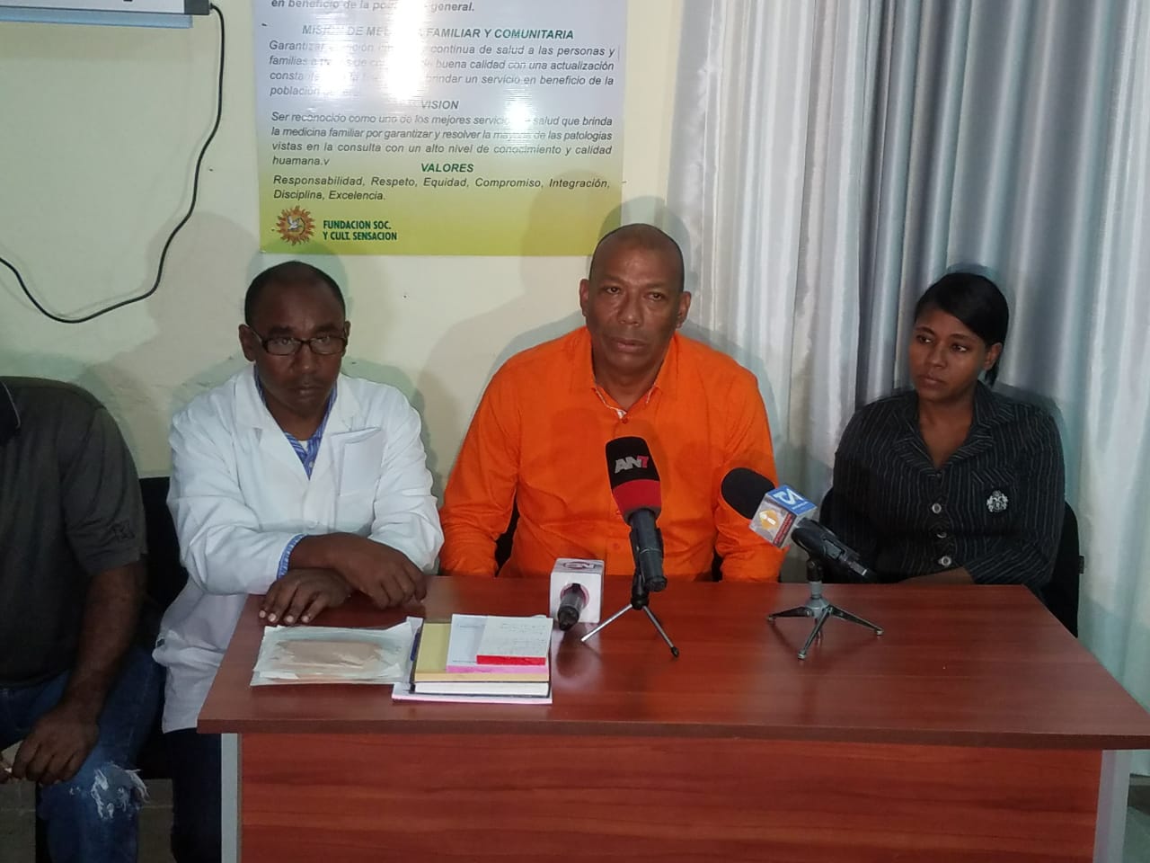 El representante de los Derechos Humanos de Santo Domingo Oeste, Alberto Díaz en el centro.