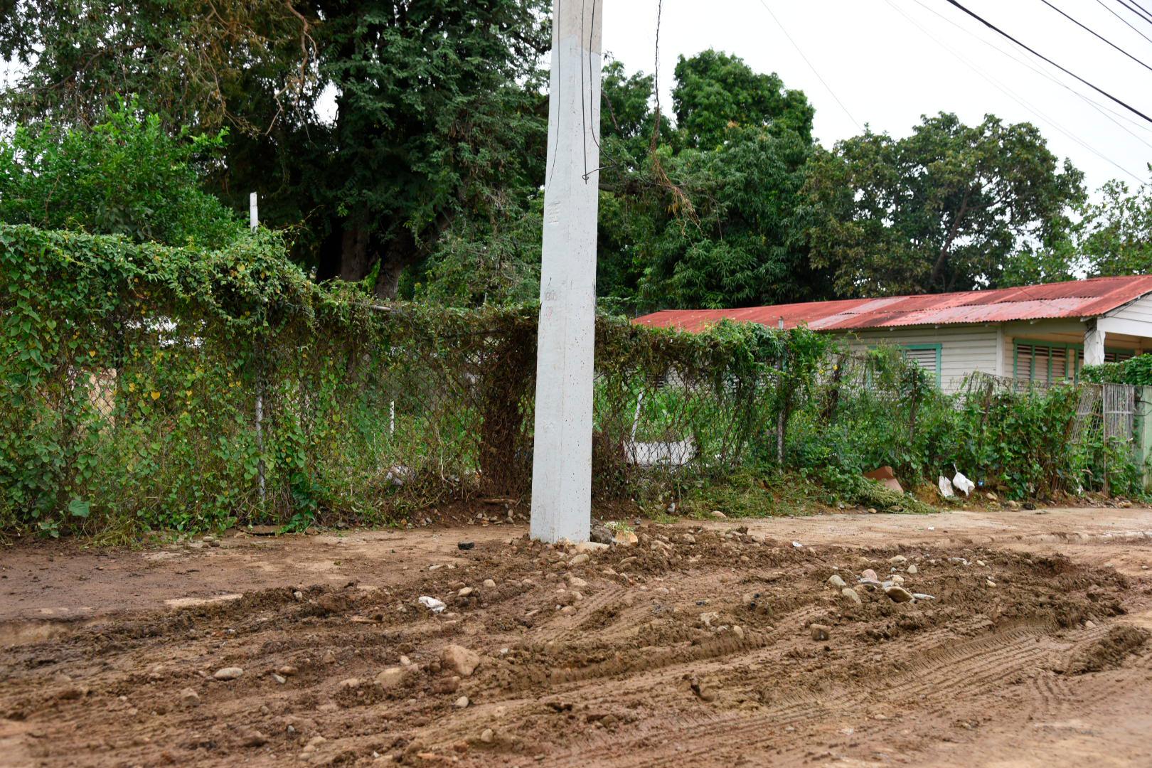 Además de los daños ocasionados en las casas y establecimientos comerciales del lugar, la avería del sistema deterioró la capa asfáltica de la calle Fernando Bermúdez.  