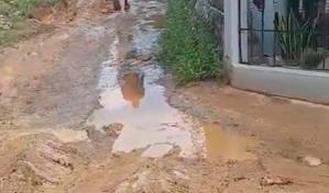 Obras P&uacute;blicas abandona en el lodo y bajo agua calles que empez&oacute; a remozar en Villa Mella