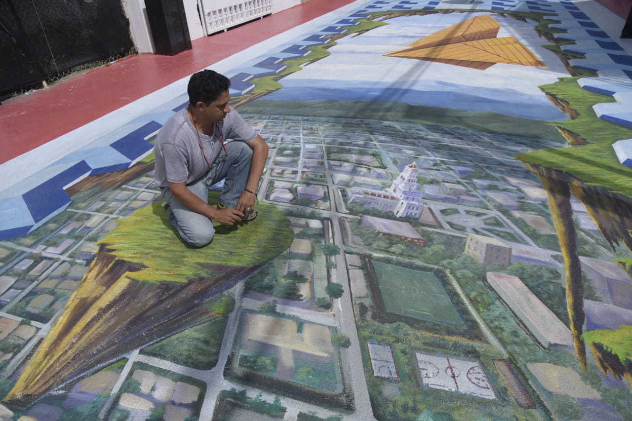 El pintor Julio Tejada, artista que dio vida a la obra.