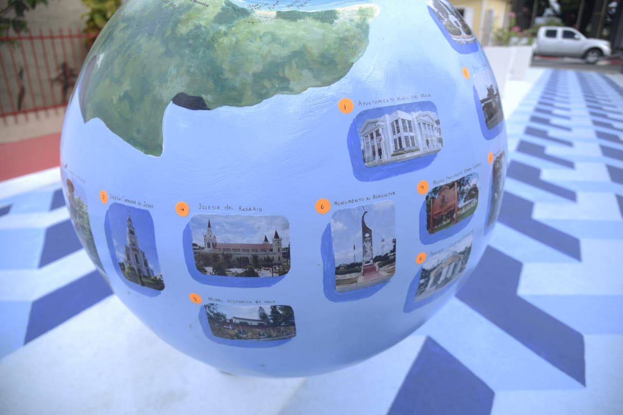 Los edificios más representativos de la ciudad de Moca, retratados en la obra pictórica.