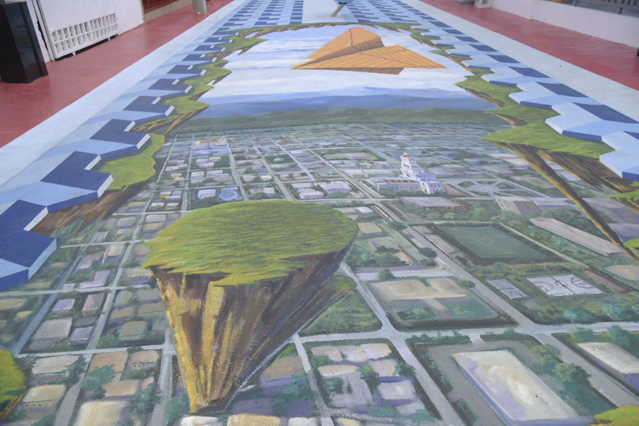 La calle fue pintada con un llamativo diseño