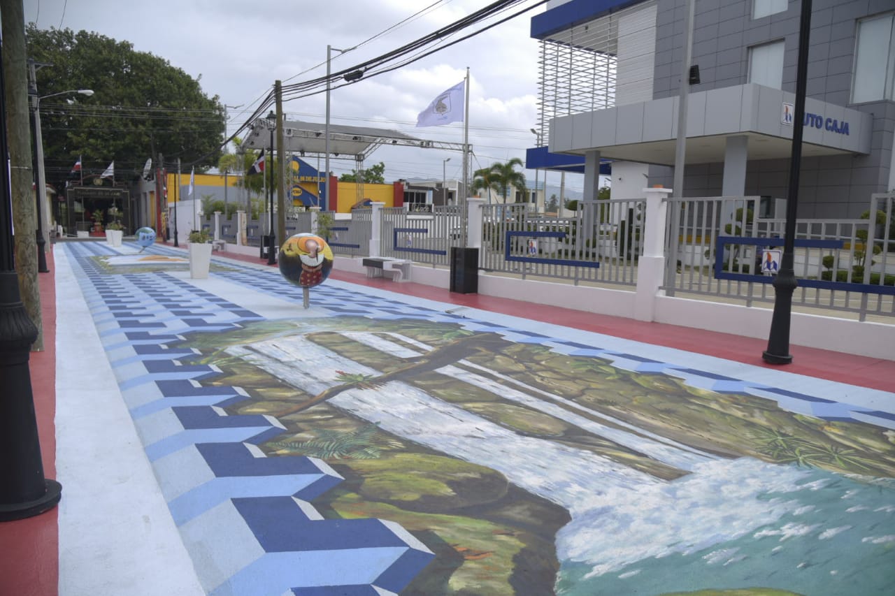 Otra vista de la calle 26 de Julio, primera del país pintada en forma tridimensional.