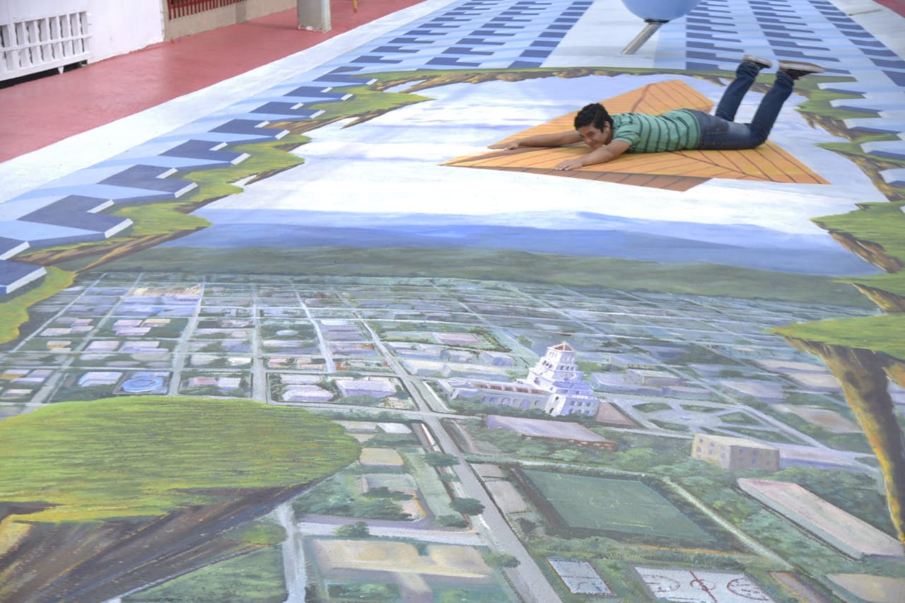 El autor del proyecto “montado” sobre el avioncito de papel en la calle tridimensional.