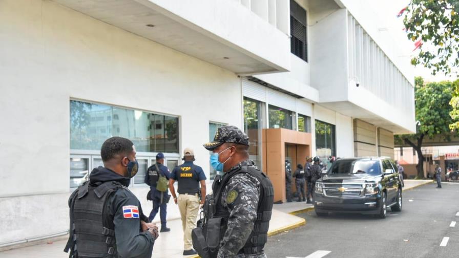 Fuertes lluvias y espera por declaraciones sobre allanamiento es el panorama esta tarde en la Cámara de Cuentas 
