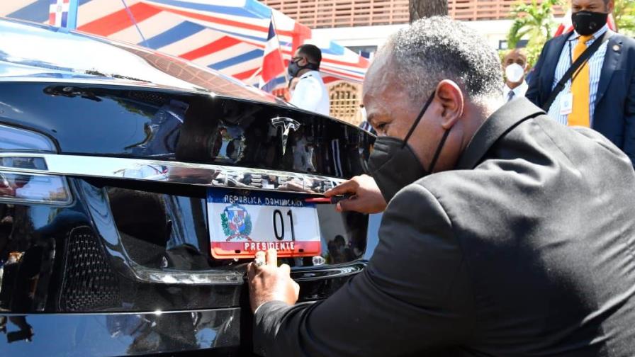 La Placa 01 pasa al vehículo eléctrico de Luis Abinader La Placa 01 pasa al vehículo eléctrico de Luis Abinader