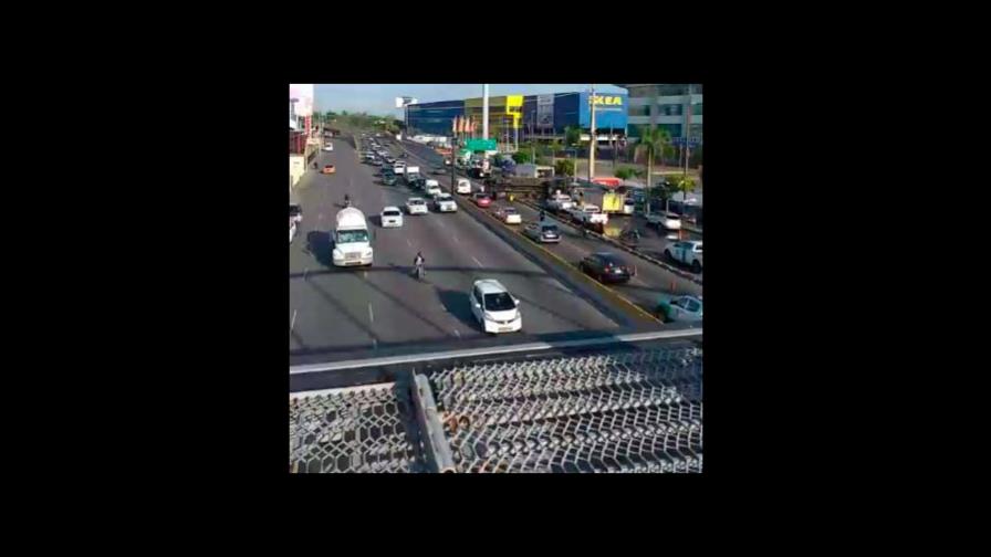 Recorrido por los barrios de Santo Domingo, camión volcado en la JFK