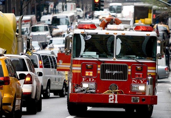 26 heridos en choque de autobús con camión de bomberos