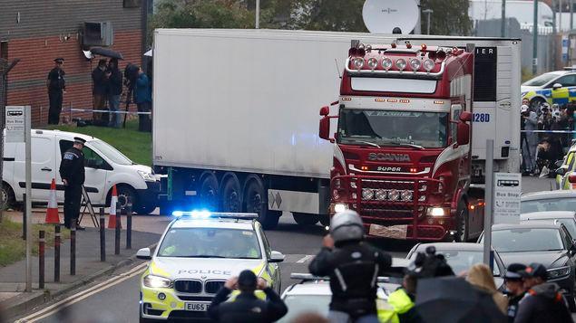 Autoridades de Gran Bretaña hallan 39 cadáveres dentro de camión