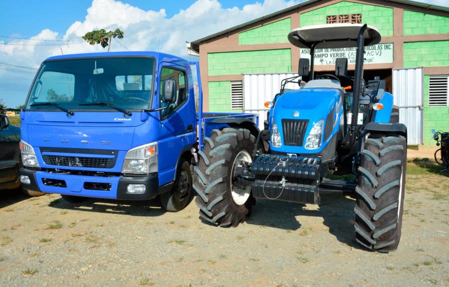 Gobierno entrega maquinaria a productores agrícolas de Monte Plata