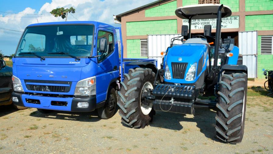 Gobierno entrega maquinaria a productores agrícolas de Monte Plata Gobierno entrega maquinaria a productores agrícolas de Monte Plata
