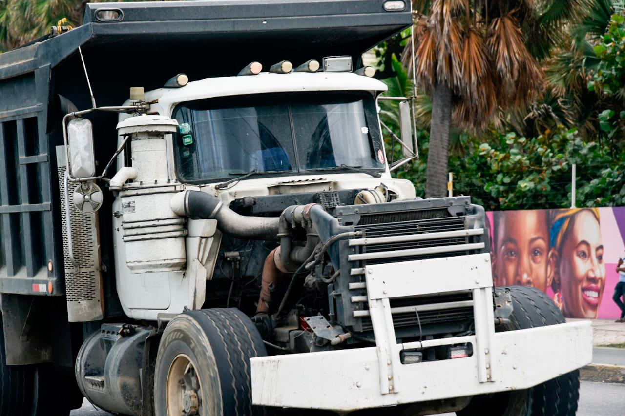 Camión transitando por la avenida. 