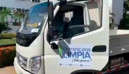 Dominicana Limpia entrega 21 camiones a municipios y distritos municipales