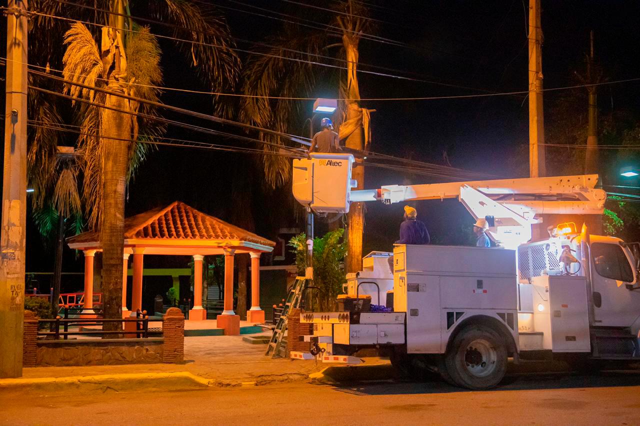 La unidad de electrificación de la Alcaldía de Santo Domingo Norte.