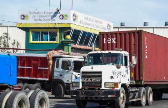 Camioneros dominicanos suspenden ruta hacia Haití por inseguridad