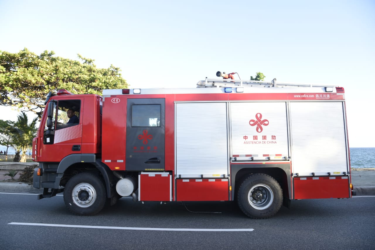 Camiones bomberos donados por China. 