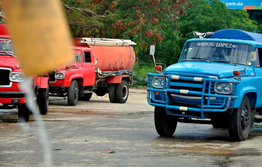 Denuncian camiones cisternas del Gobierno no dan agua sectores sufren crisis en Santiago
