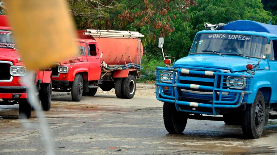 Denuncian camiones cisternas del Gobierno no dan agua sectores sufren crisis en Santiago
