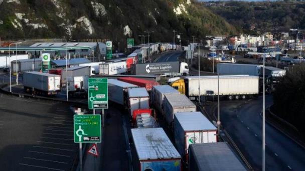 Miles de camiones han cruzado canal de la Mancha tras abrir el paso en Dover